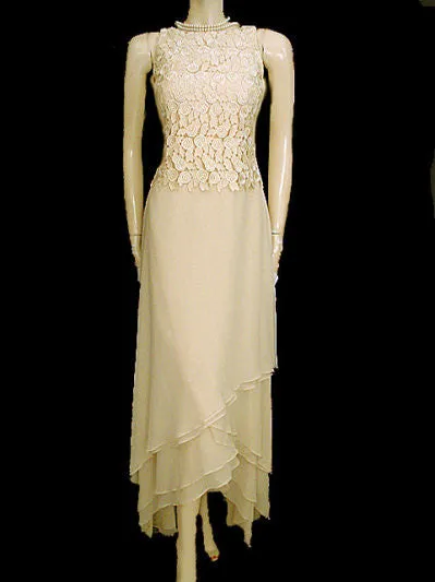 GORGEOUS $700 DAYMORE COUTURE CHIFFON & HEAVY LACE BODICE EVENING GOWN IN SHIMMERING SAND