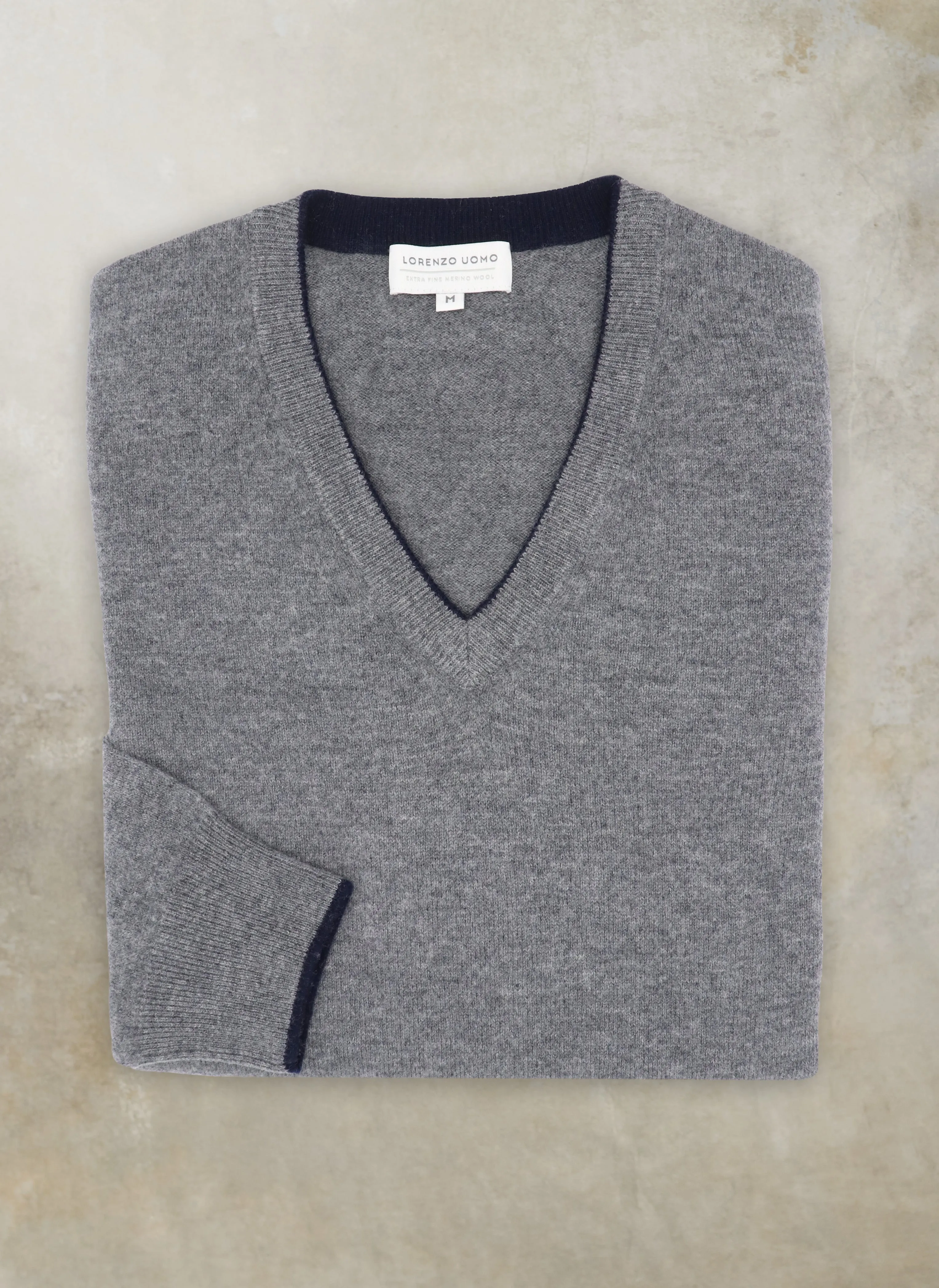 Men's Melbourne Contrast V-Neck Extra-Fine Pure Merino Wool Sweater in Charcoal